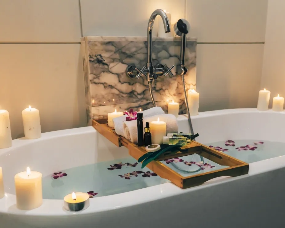 image showing a bathtub with bath rack and several litle candles illustrating bathscaping trend
