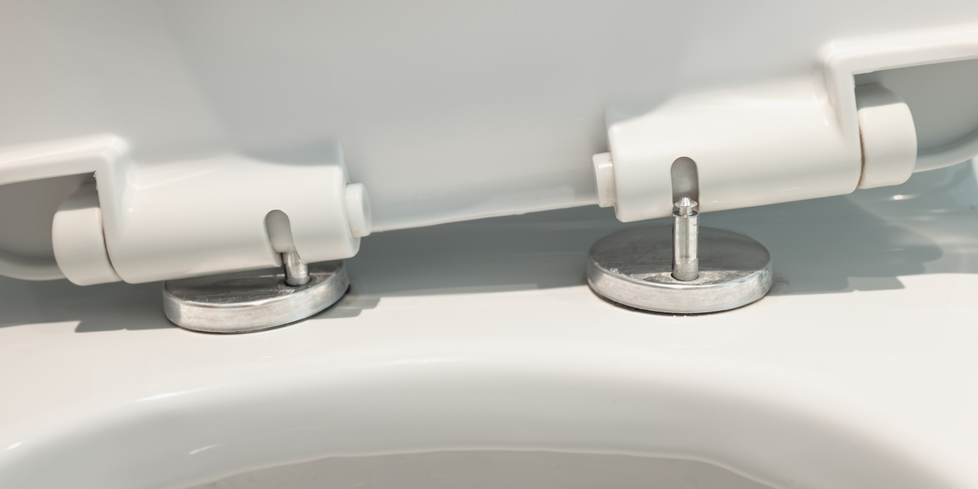 Toilet seat hinges during seat installation