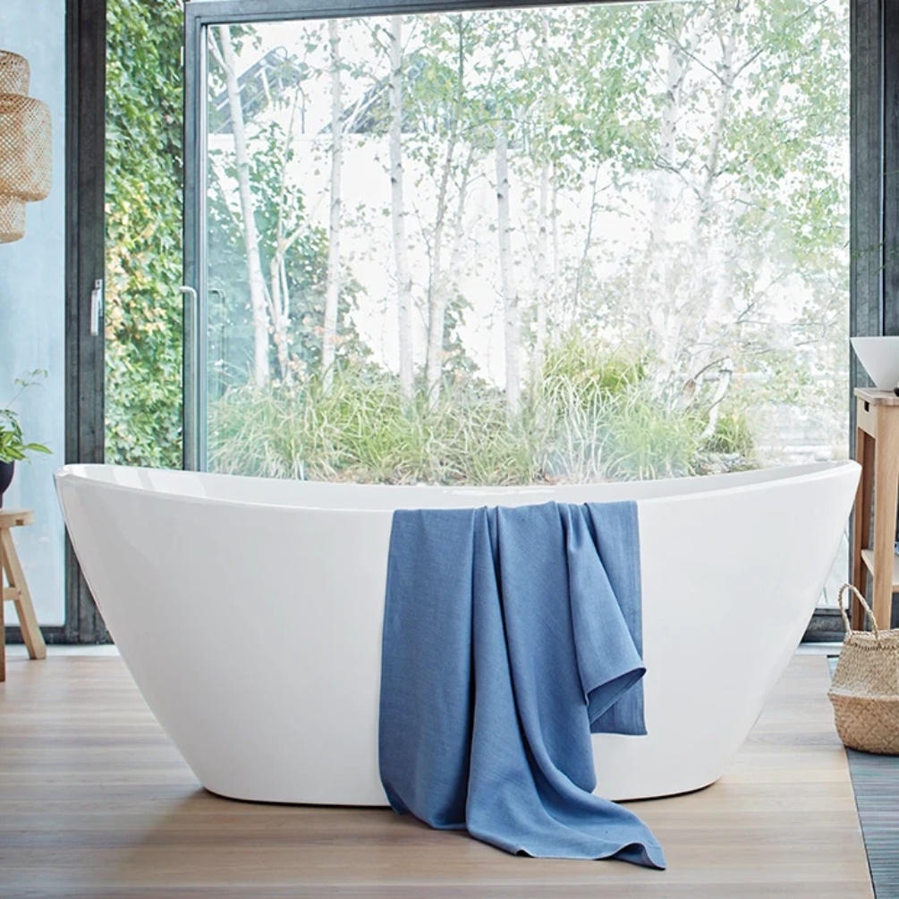 lifestyle image of waters infinity spa 1540mm freestanding bath with blue towel hanging over side