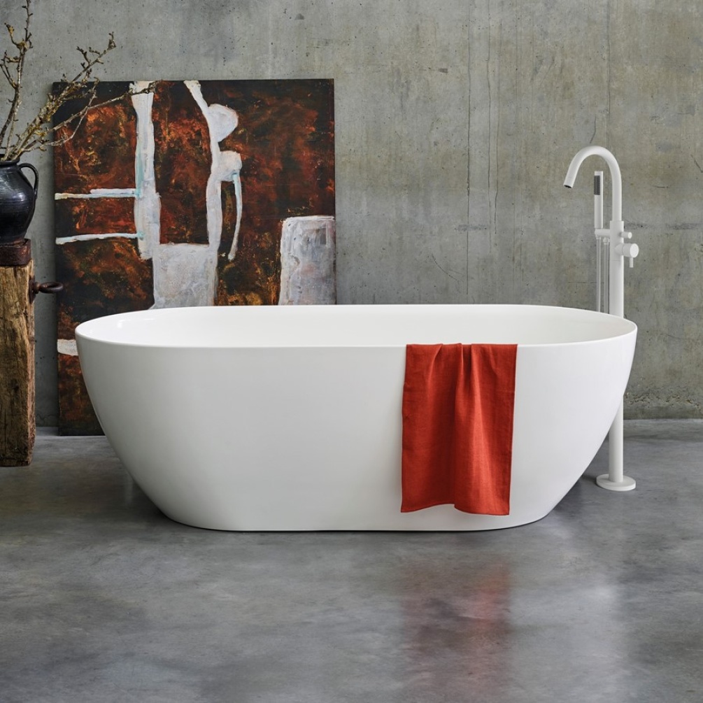 Crosswater MPRO Grande 1690mm Freestanding Bath - Lifestyle Image